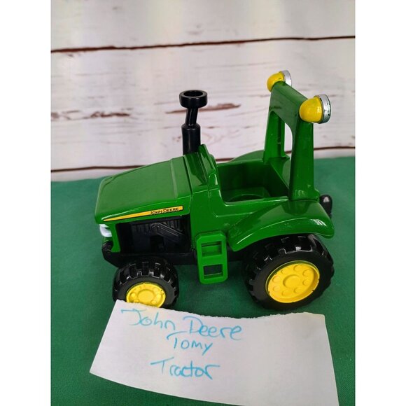 Tomy John Deere Tractor Toy Vehicle RC2 4 Inch - Picture 1 of 6